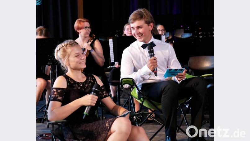 Humorvoll, mit Charme und Esprit moderieren die Abiturienten Verena Six und Emil Straub. Bild: twi