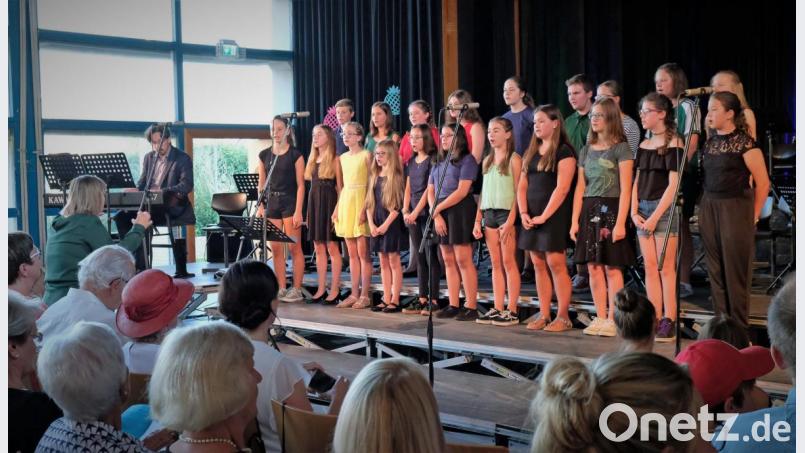 Michaela Lipperts Chor der 7. Klassen mit &quot;Vois Sur Ton Chemin&quot; begleitet von Stefan Schindler am Klavier. Bild: twi