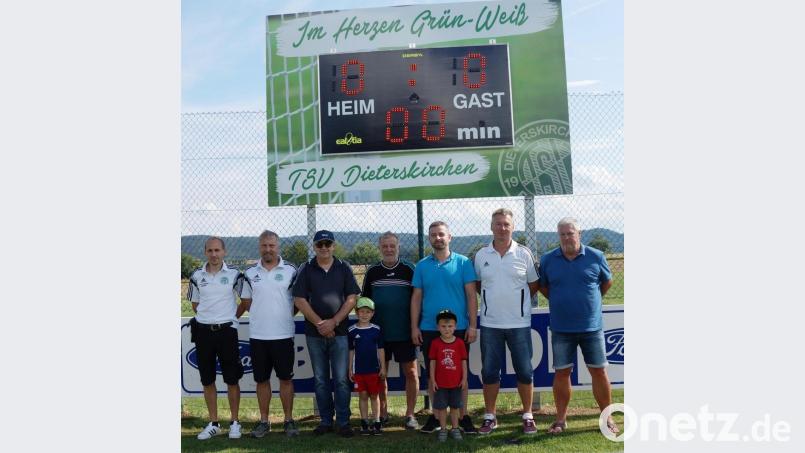 Bürgermeister Johann Graßl (Mitte) und sein Stellvertreter Michael Albang (dritter von links) enthüllten mit Robert Becher (zweiter von links) die neue Anzeigetafel. Bild: weu