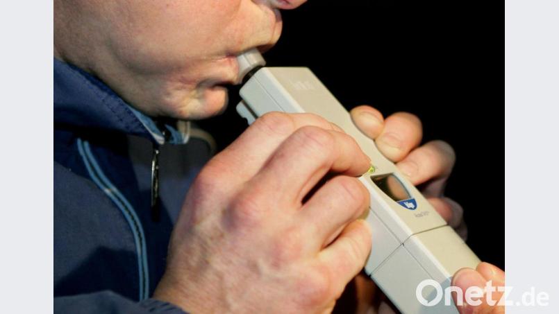 2,8 Promille ergab der Alkotest (Symbolbild) bei einem Autofahrer in Hahnbach: Da war selbst die Polizei überrascht. Symbolbild: Uli Deck/dpa