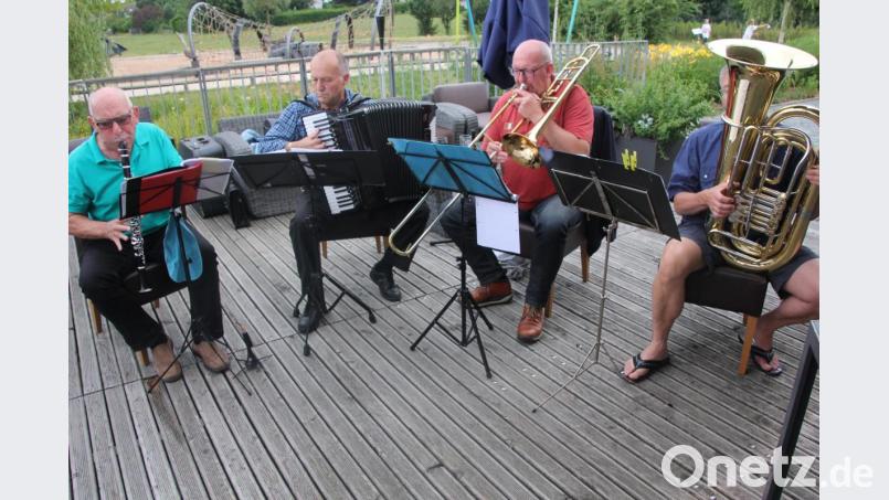 Die Tanzlmusik mit Viktor Ehlscheid (Zweiter von links) gab mächtig Gas. Bild: kro
