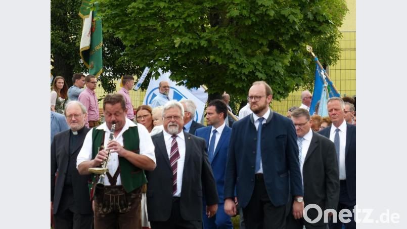 Die Ehrengäste ziehen in den Festplatz ein Bild: hme