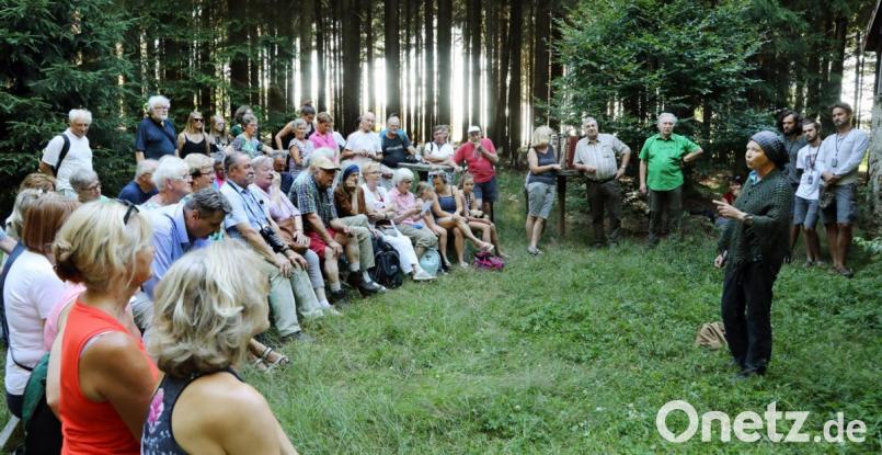 Die etwa 70 Vernissage-Gäste aus Deutschland und Tschechien hören von Maria Hammerer eine Szene aus dem Pascherspiel. Bild: Gerhard Götz