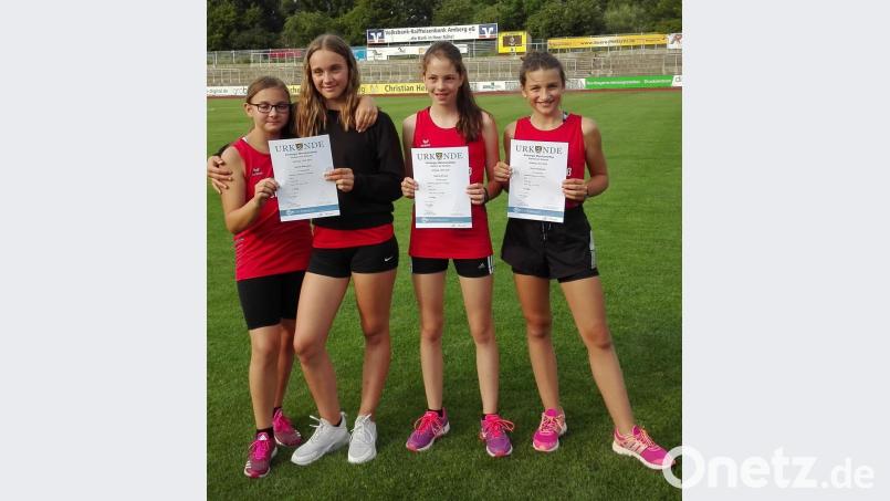 Den Amberger Mehrkampftag haben die Vohenstraußer TV-Sportlerinnen absolut erfolgreich besucht. Pech hatte Lena Grötsch (links) die verletzungsbedingt aufgab. Sie wurde von ihren Sportskameradinnen Selina Witerspan, Sophia Schuller und Emily Hinderlich (von links nach rechts) getröstet. Bild: dob
