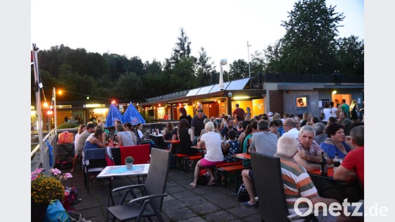 Zum Flutlichtschwimmen werden auch Speisen und Getränke angeboten. Bild: bey