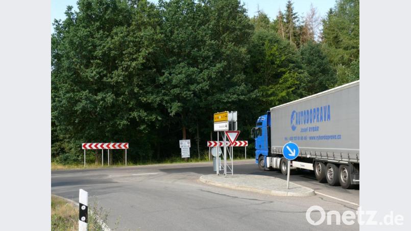 Die &quot;neue&quot; Bundesstraße 299 endet aus Richtung Tschechien zurzeit an der Einmündung zur Schirndinger Straße (Bild). Die Planung für die weitere Fortsetzung in Richtung Waldsassen und Kondrau nach Mitterteich sorgt für kontroverse Diskussionen. Bild: kgg