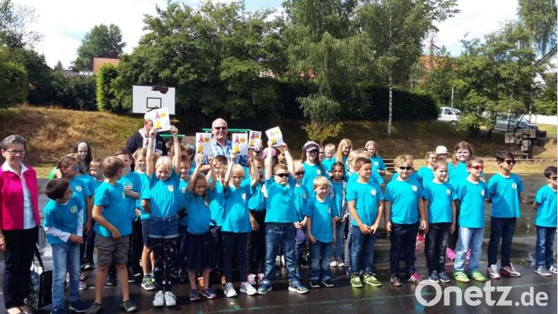 Die Kinder der Grundschule stellten gemeinsam mit Bürgermeister Klaus Meyer und der Dirktorin der Grundschule, Gabriele Achmann (links), das Ferienprogramm vor Bild: enz