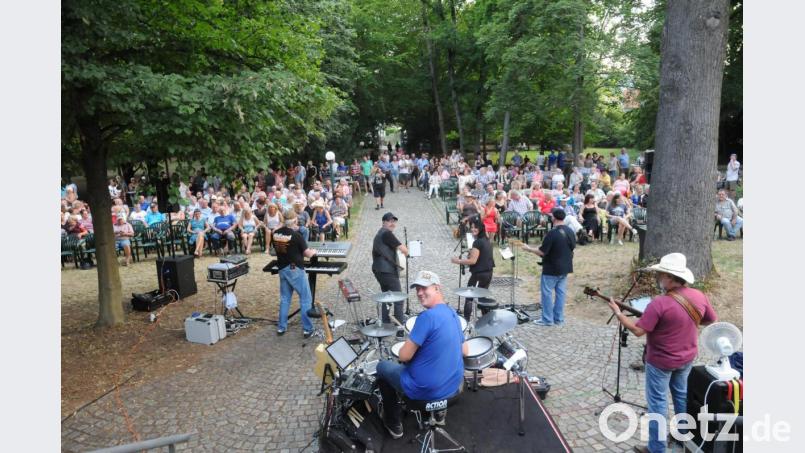 Bei der Serenade mit den &quot;Mountaineros&quot; sind Sitzplätze Mangelware. Viele Gäste bringen ihre eigenen Klappstühle mit. Bild: bey