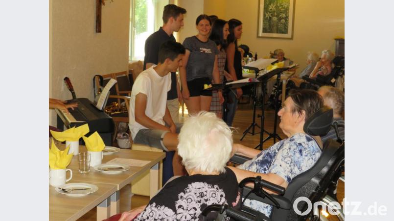Die Schüler des Gymnasiums singen für und mit den Senioren. Bild: adj