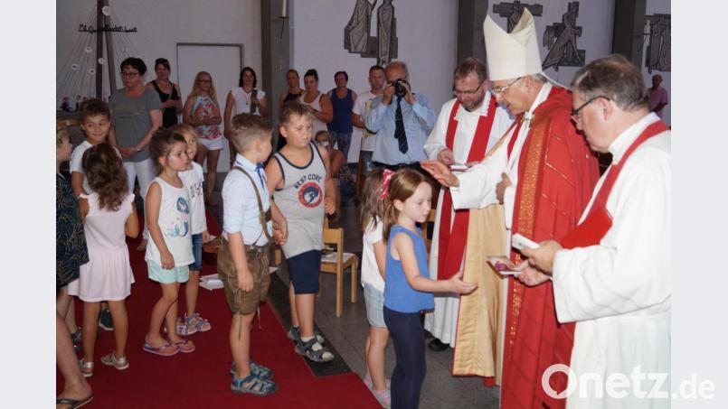 Bischof Rudolf segnet die Kinder der Kindertagesstätte in der Pfarrkirche, assisitiert von Regionaldekan Manfred Strigl (rechts) und Pfarrer Thomas Stohldreier (links). Bild: du