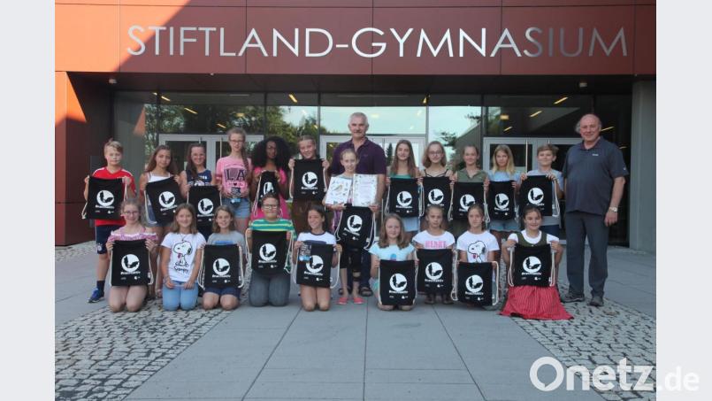 Erfolgreiche Spendensammlung für den Vogelschutzbund am Stiftland-Gymnasium. Beste Einzelsammlerin war Marie Labindzus. (Mitte) Bild: exb