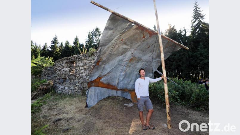 Kein Provisorium aber Symbol dessen: Benedict Tolar weist mit seiner Installation vor der Hüttl-Ruine auf Vorübergehendes hin. Bild: Gerhard Götz