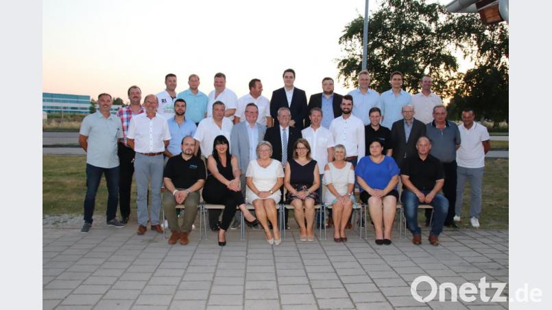 Die 30 CSU-Kandidaten für die anstehende Stadtratswahl gruppieren sich um Listenführer Andreas Feller (Zweite Reihe, Mitte), der auch wieder als Oberbürgermeister-Kandidat ins Rennen geht. Bild: Thomas Dobler