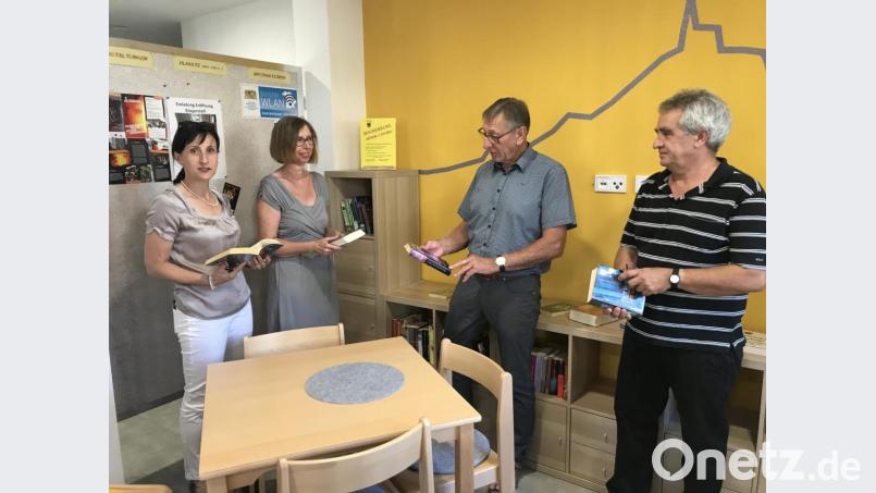 Bürgermeisterin Tanja Schiffmann (links) besichtigt den neuen Bürgertreff, der am Montag eröffnet wird. Bild: exb