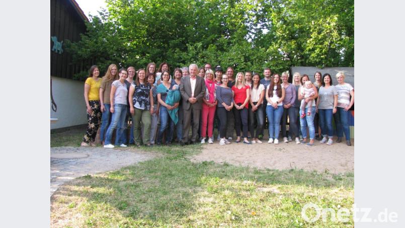 Bürgermeister Günter Kopp (vorne, Vierter von links) dankt den ausscheidenden Mitarbeiterinnen und Elternbeiräten für ihren Einsatz zum Wohl der Kleinen des Kinderhauses. Bild: exb