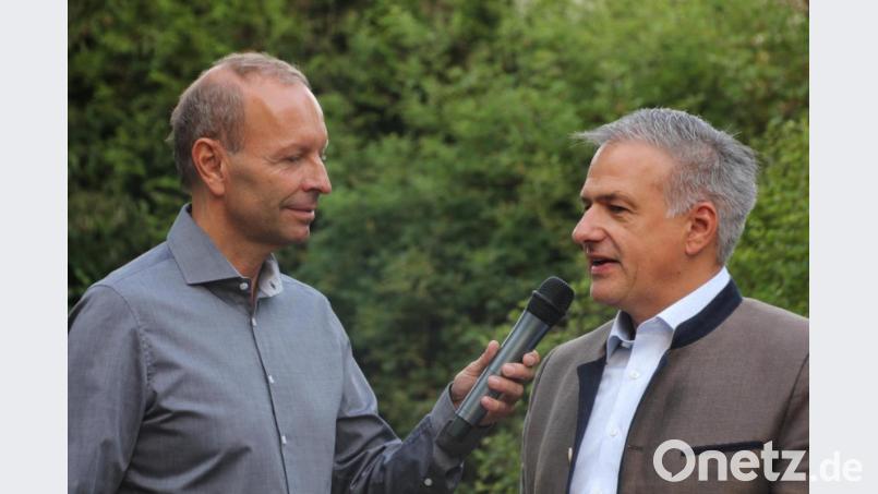 Moderator Thomas Bärthlein im Gespräch mit Mitterteichs Bürgermeister und Landratskandidat Roland Grillmeier. Bild: kro