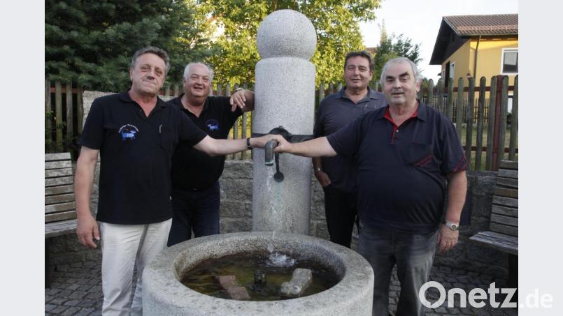 Der neue Präsident Josef Beer, Pressesprecher Josef Schönhammer, Generalsekrtär Klaus Frischholz und der scheidende Präsident, Otto Karl, stehen am Wolpertinger-Brunnen in Altenschwand (von links). Bild: Hirsch
