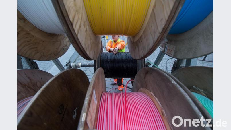 Glasfaserkabel wird von einer Kabeltrommel gezogen. Laut Finanzminister Albert Füracker (CSU) kommt der Ausbau des schnellen Internets in Bayern voran. Bild:  Marijan Murat/dpa