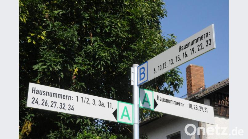 Diese Wegweiser zeigen in welchen farblich dargestellten Straßen die Anwesen und Wohnhäuser zu finden sind. Bild: bey