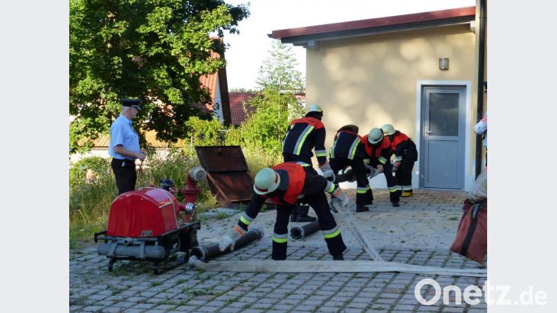 Schiedsrichter Harald Dirnberger schaut genau auf die Handgriffe Bild: sl