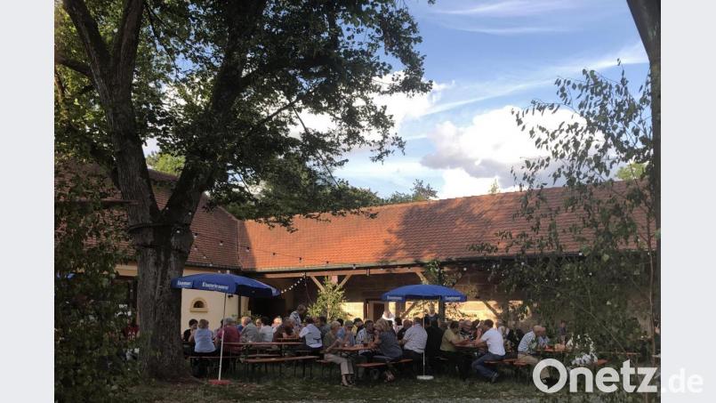 Im idyllischen Pfarrhof machen es sich die Gäste bei Kaffee, Kuchen und Leckereien vom Grill gemütlich. Bild: rpp
