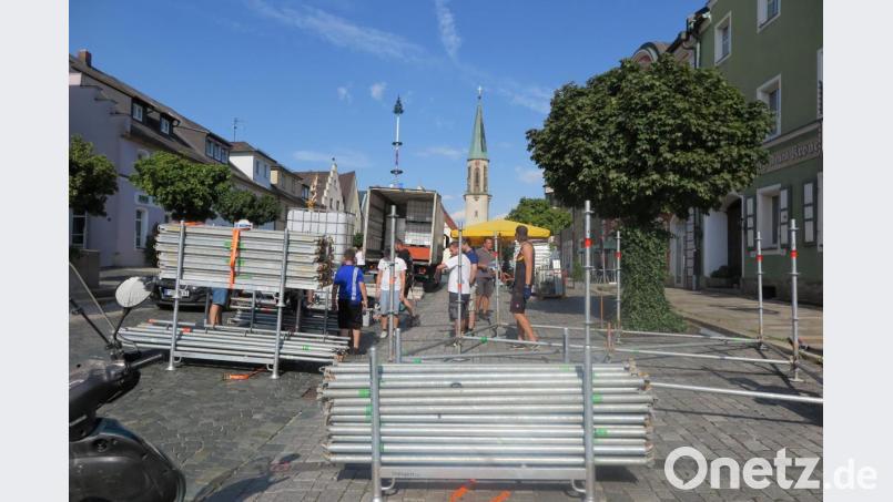 Die größte Hitze ist vorbei, als am Freitagabend Mitglieder des SVSW Kemnath und TSV Kastl auf dem Stadtplatz mit dem Aufbau der Bühne beginnen. Bild: jzk
