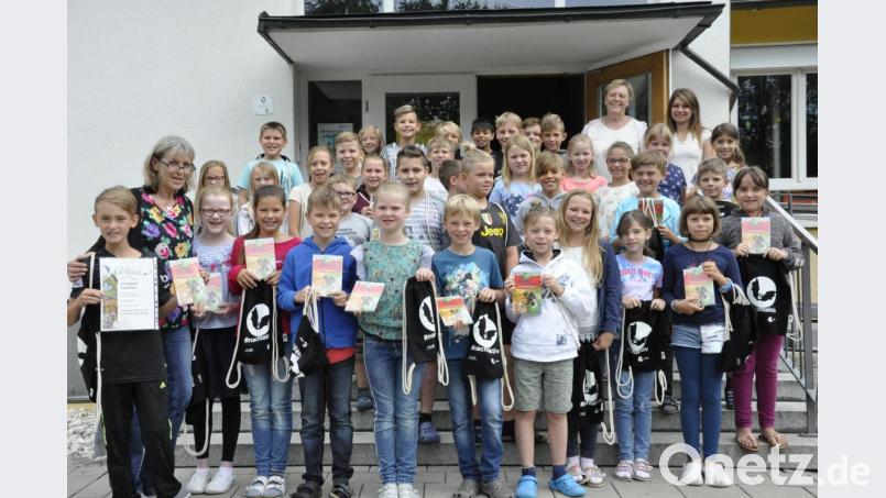 Die Sammler mit Gerda Zimmermann vom LBV (vorne links) und den Lehrkräften Karin Gruschwitz und Katrin Kolbeck (hinten rechts). Bild: exb