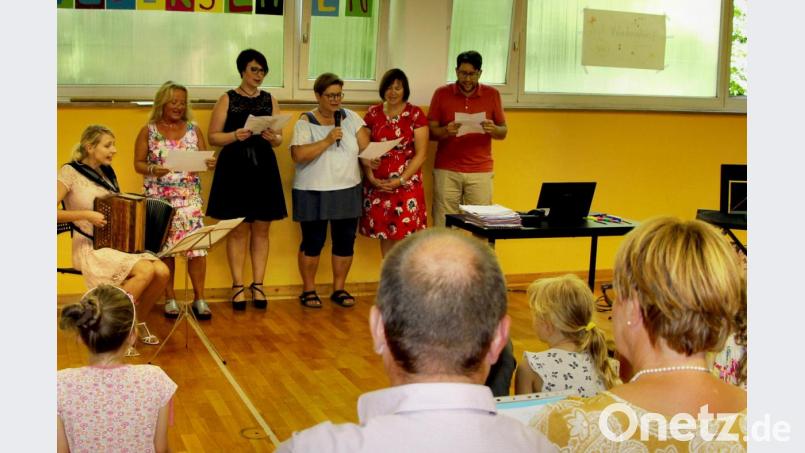 Das Lehrerkollegium schilderte die Arbeitsweise von Lydia Pleyer mit Gesang. Bild: ds