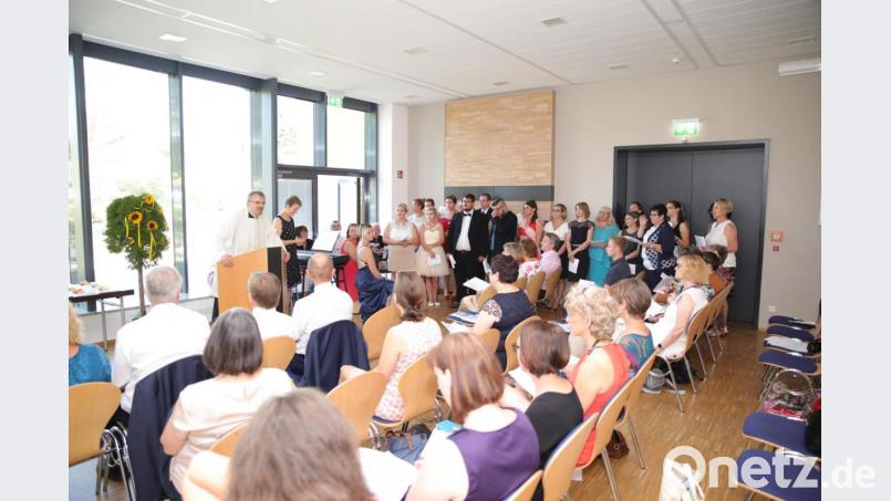 Auftakt der Abschlussfeier war ein Wortgottesdienst mit Pfarrer Martin Besold und dem Schülerchor. Bild: njn