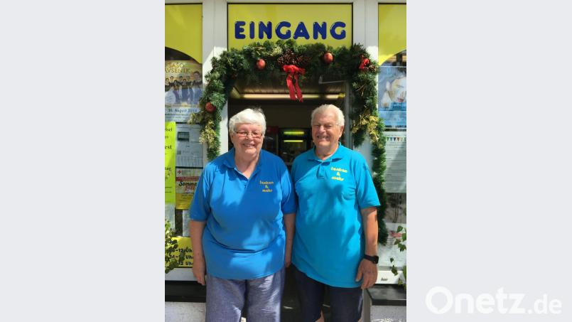 Monika und Armin Kellner vor ihrer Tankstelle Bild: gis