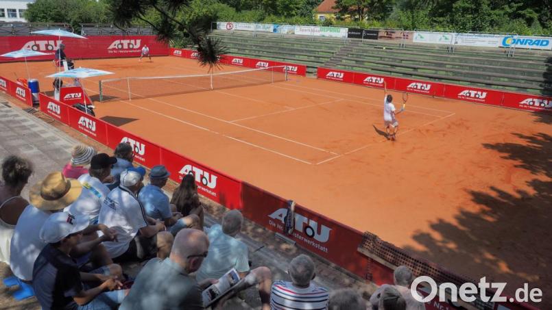 Die Zuschauer zogen am Freitag den Schatten auf dem Centre Court vor, und nicht nur Peter Heller (rechts) musste in der prallen Sonne aufschlagen. Bild: ref
