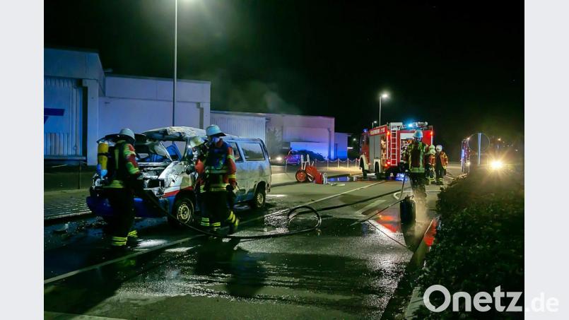 In Neumarkt kam es am Freitag, kurz nach Mitternacht, zu einem Unfall. Eine Gasflasche explodierte während der Fahrt. Der 31-Jähriger Fahrer erlitt schwere Brandverletzungen. Der VW-Transporter brannte völlig aus. Bild: jma