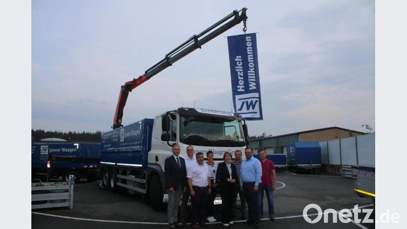 Dem Fahrzeug ihren "Segen" geben zahlreiche Vertreter aus Politik und Wirtschaft (von links): Mantels Bürgermeister Richard Kammerer, Stefan Göppl (Geschäftsführer Göppl Gruppe), Siegfried Janner (Geschäftsführer Janner Waagen), SPD-Stadtratskandidatin Anke Reiß, Landtagsabgeordnete Anette Karl, Fuhrparkleiter Richard Beer, Prokurist Sebastian Denzler und Konstrukteur Thomas Dollhopf. Bild: sne