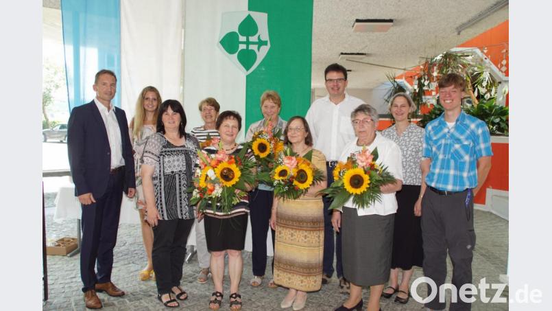 Rektorin Maria Pfistermeister (Fünfte von links) galten die guten Wünsche von (von links) Schulrat Jürgen Bomertl, VG-Kämmerin Lisa Biegerl, Bürgermeisterin Birgit Höcherl sowie (von rechts) Gemeindeassistent Christian Glaser, Pfarrerin Ruth Schlinke und Pfarrer Wolfgang Dietz. Mit verabschiedet wurden (von rechts mit Blumen) Monika Gebhard, Charlotte Dietz und Lisbeth Balk. Bild: mmj