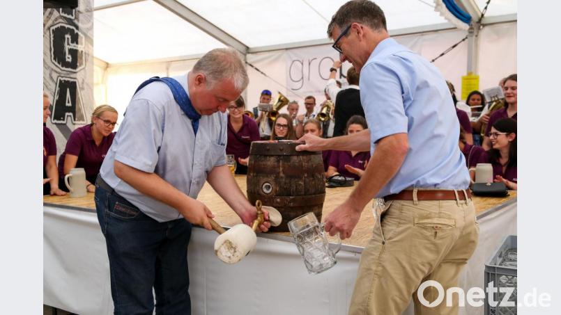 Bürgermeister und Schirmherr Markus Dollacker und Bräuwirt Anton Bruckmüller beim Bieranstich. Bild: egl