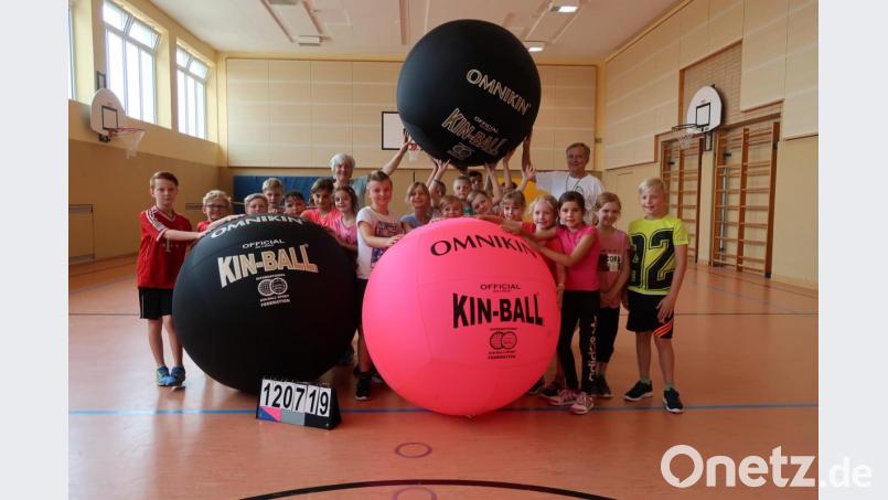 Kin-Ball spielten die Mädchen und Buben an der Grundschule Plößberg. Bild: Grundschule Plößberg/exb