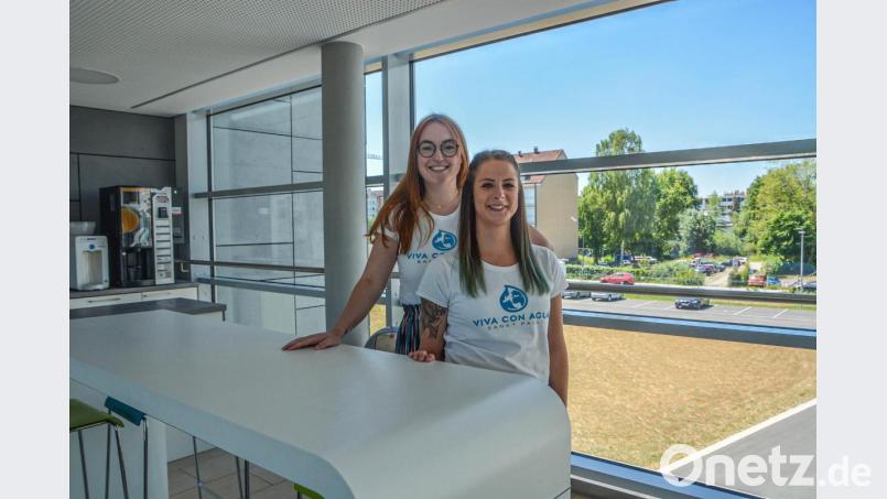 Jana Häckl und Lisa Bregler setzen sich mit Viva con Agua Bayreuth dafür ein, dass alle Menschen Zugang zu sauberem Wasser haben. Bild: ehi
