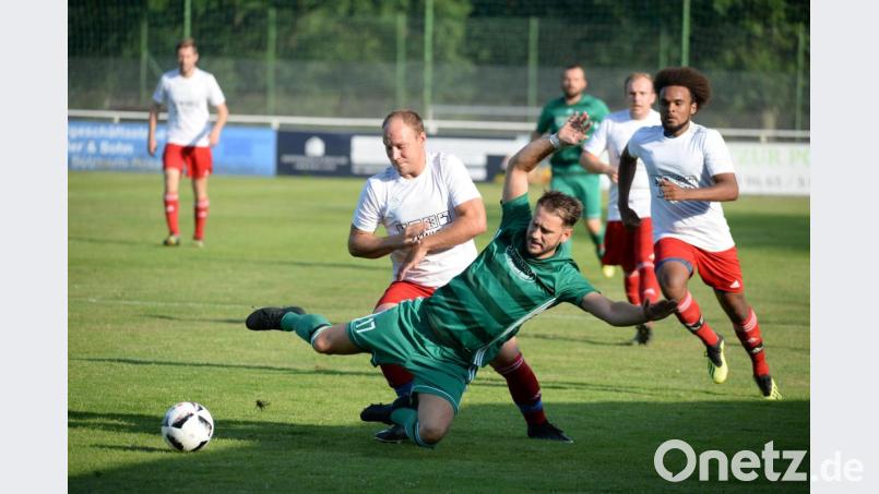 Benjamin Scheidler (vorne) wird vom Sorghofer Kubilay Kuscuoglu zu Fall gebracht. Bild: brü