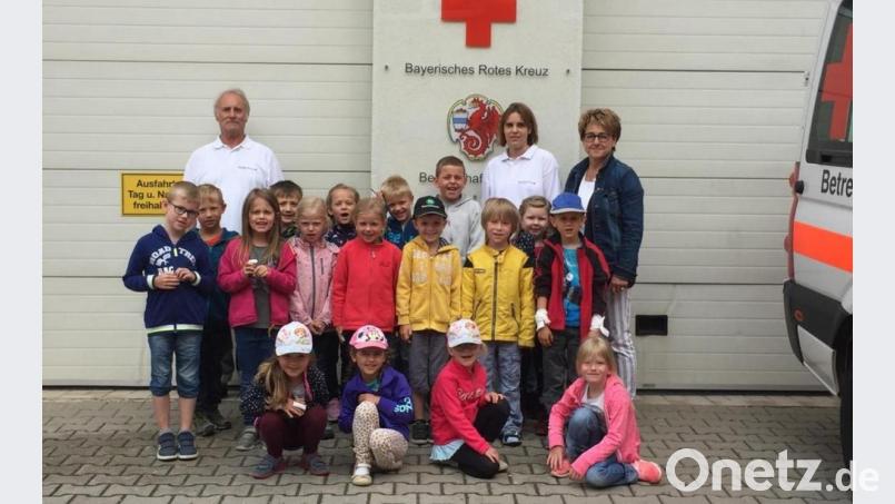 Die Vorschulkinder von St. Elisabeth und Erzieherin Sigrid Meierhöfer (rechts) lernten von Wilfried Arnold und Katja Ruhland, wie einfach es doch ist, Erste Hilfe zu leisten. Bild: wro