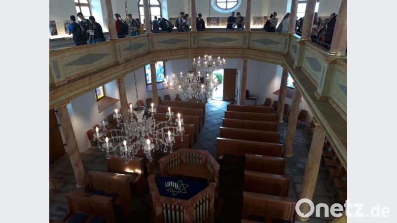 Neunklässer der Lobkowitz-Realschule besuchen die Synagoge in Floß und den jüdischen Friedhof. Bild: exb