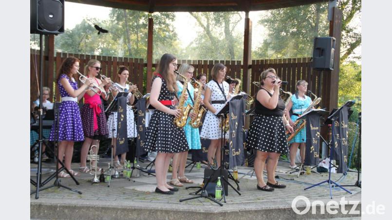 Geballte Frauenpower an den Instrumenten unterhält das Neustädter Serenadenpublikum musikalisch prächtig. Bereits zum dritten Mal servierte die &quot;Damen-Big-Band Waidhaus&quot; beschwingte Tanz- und Unterhaltungsmusik. Bild: prh