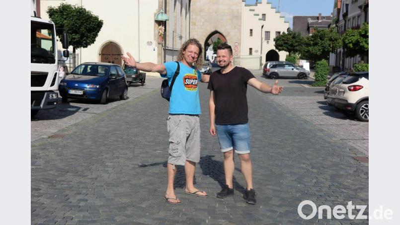 Die beiden „Troglauer“ Domml (Thomas Wöhrl) und Mike (Markus Raps, von links) prüfen, ob alles richtig aufgebaut wird. Vor ihren Auftritt geben sie von 16.30 bis 17 Uhr eine Autogrammstunde im Fan-Shop am Einlass. Bild: jzk