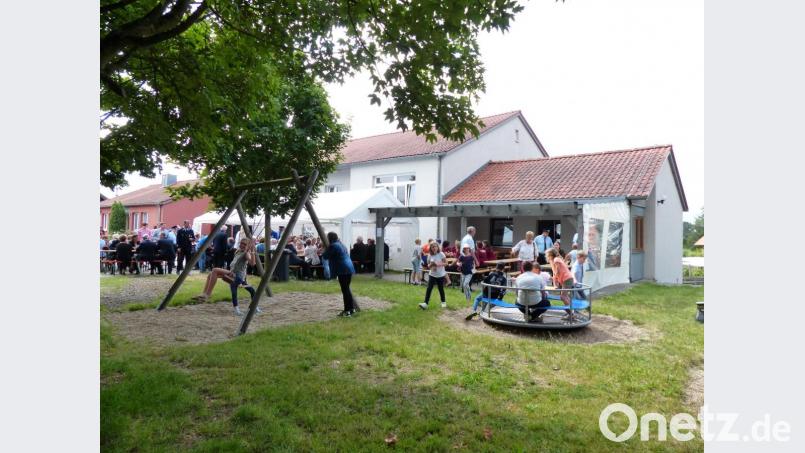 Jung und Alt hat sich zum Feiern vor dem Vereinszentrum eingefunden Bild: hme