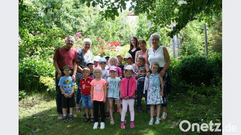 Die künftigen Vorschulkinder besuchten den Rosengarten der Familie Standfest. Bild: exb