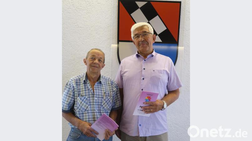 Dieter Frenzel, Vertreter des Siedlerbundes Ursensollen, zusammen mit Referent Wolfgang Hahn (rechts). Bild: Sonja Scharl