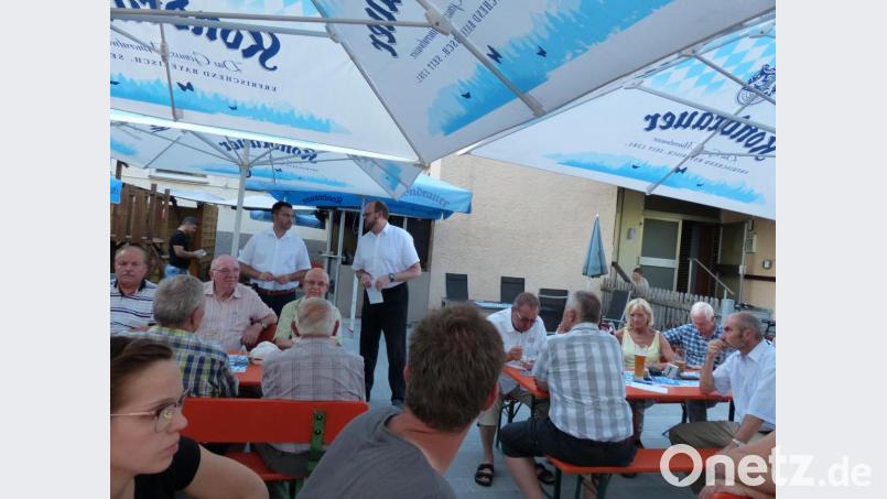 aufmerksam lauschten die Biergartenbesucher den Ausführungen Bild: hme