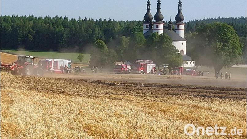 Feuerwehr und Landwirte löschten gemeinsam den Feldbrand. Bild: Siegfried Rosner/exb