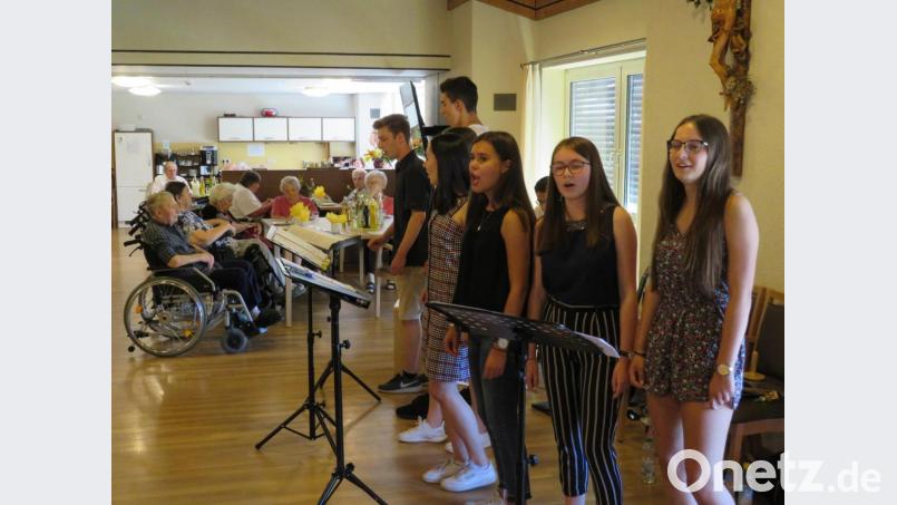 Die Schüler des Gymnasiums singen für und mit den Senioren. Bild: adj