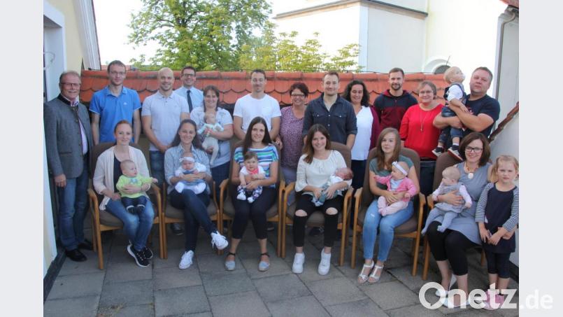 Bürgermeister Max Bindl (links) und die Familienbeauftragte der Marktgemeinde, Christa Wölfl (Siebte von links), hatten Familien, die von Januar bis Juni Nachwuchs bekamen, zum Neugeborenenempfang ins Rathaus eingeladen. Bild: kro