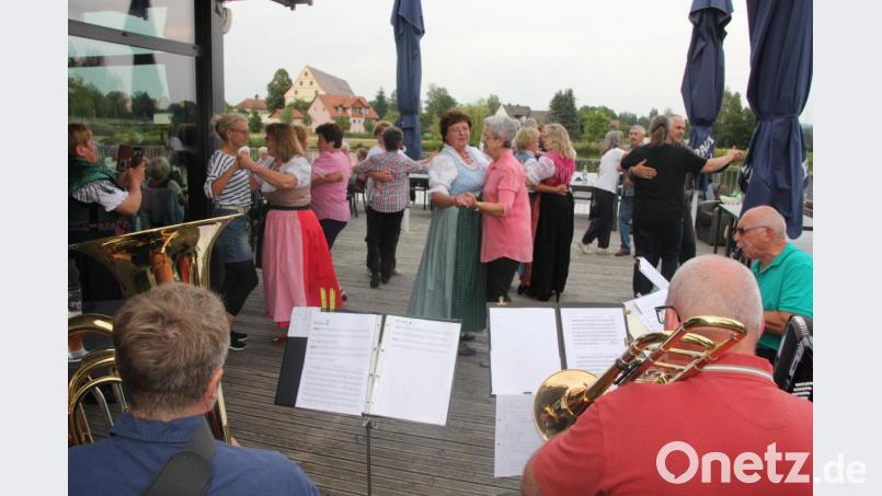 Stets gut gefüllt war die Tanzfläche auf der Terrasse des Restaurants „Seenario“. Bild: kro
